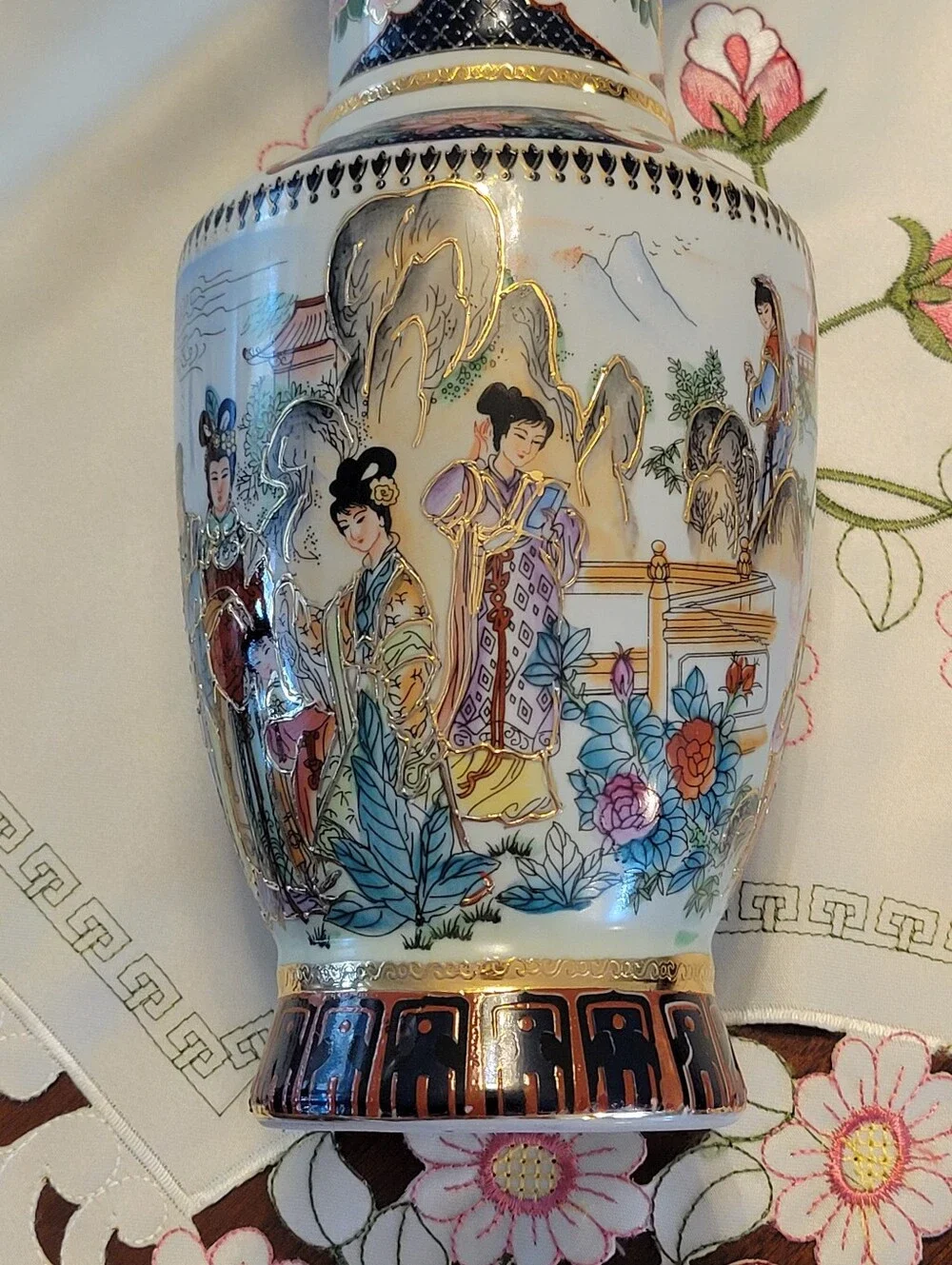 Vintage Chinese Satsuma Gilded Moriage Geisha Mantel Vase 10.1/2